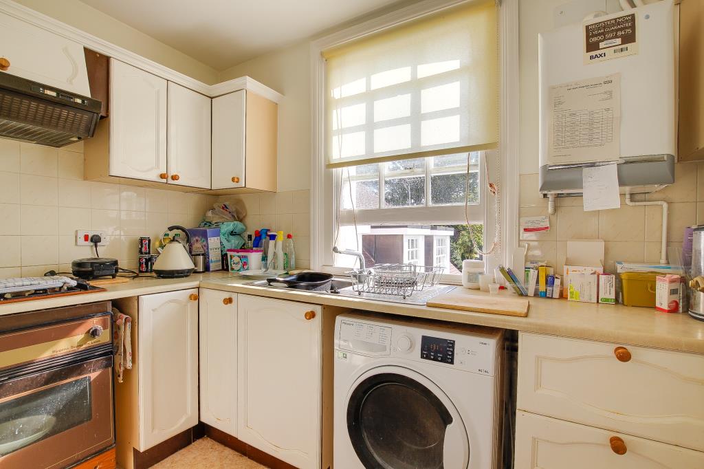 Lot: 99 - TWO-BEDROOM FLAT IN GOOD LOCATION - Kitchen